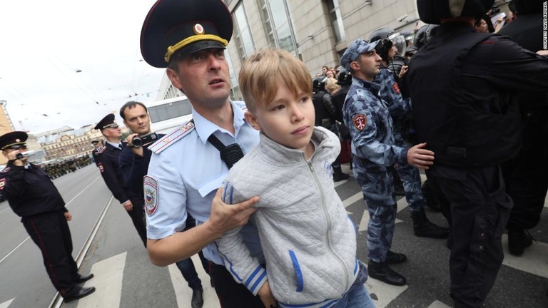 ロシア各地でデモが行われ、独立系監視団体によると、少なくとも８３９人が拘束された/David Frenkel