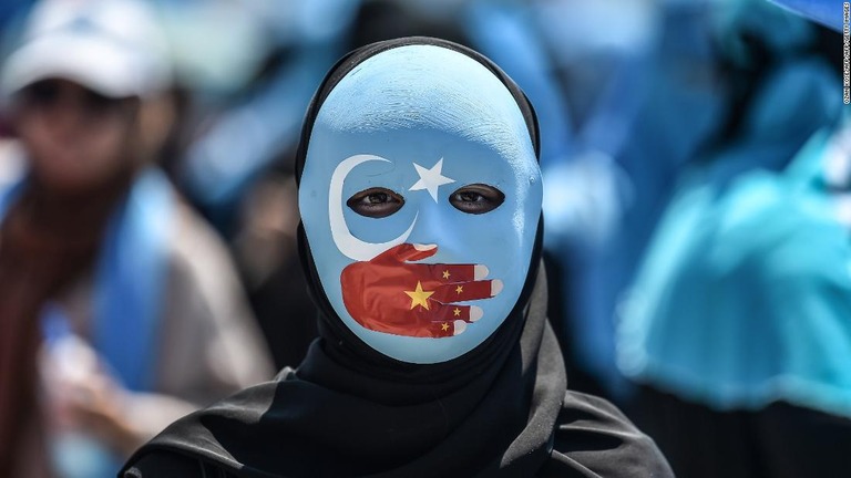 イスタンブールで行われた、中国政府によるウイグル族の弾圧に抗議するデモの参加者/OZAN KOSE/AFP/AFP/Getty Images