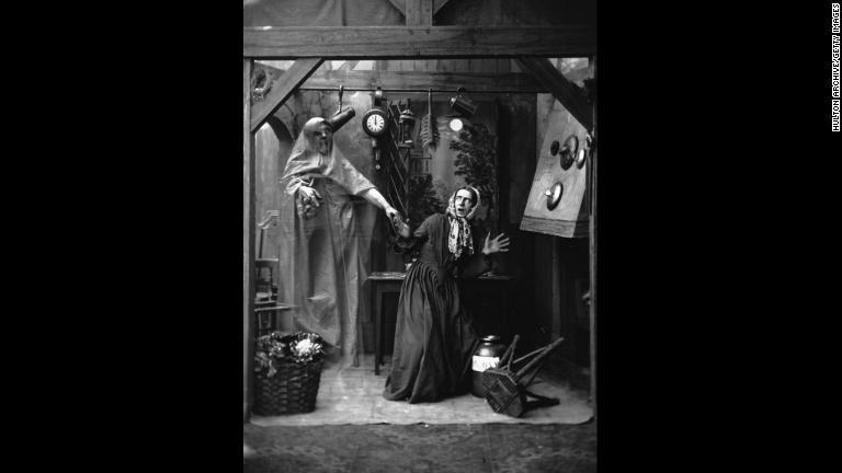 深夜０時のキッチンで幽霊が現れ、女性が恐れをなす様子/Hulton Archive/Getty Images