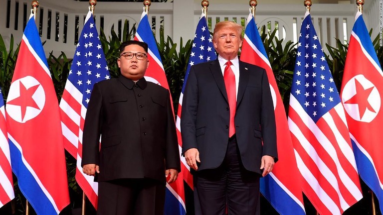 ６月の首脳会談時の金正恩・朝鮮労働党委員長（左）とトランプ米大統領/SAUL LOEB/AFP/AFP/Getty Images
