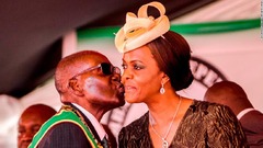 ジンバブエのムガベ前大統領、夫人との「なれ初め」を披露