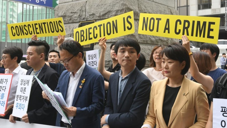 憲法裁判所前で良心的兵役拒否についてデモを行う人々＝６月、ソウル/JUNG YEON-JE/AFP/AFP/Getty Images
