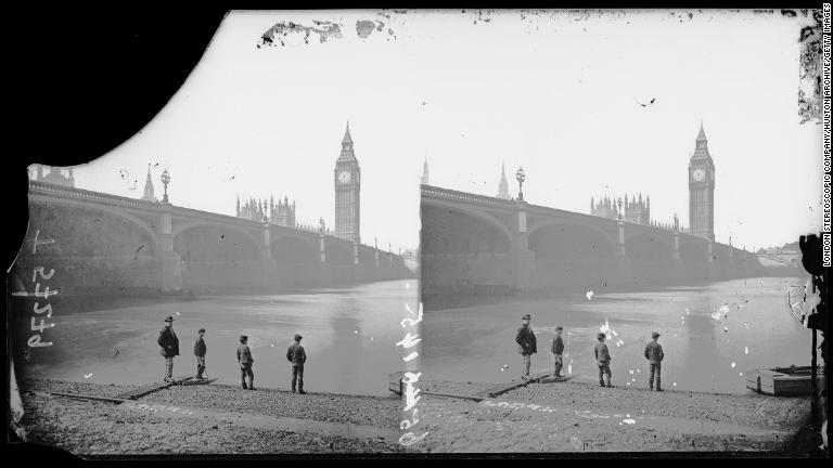 ステレオスコープに使われた１８９０年ごろのテムズ川南岸の写真/London Stereoscopic Company/Hulton Archive/Getty Images