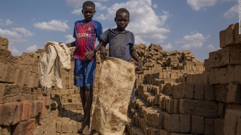 スーダンでは多くの子どもが過酷な労働や戦闘行為に従事させられている/STEFANIE GLINSKI/AFP/AFP/Getty Images