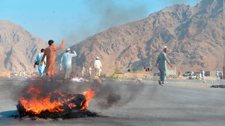 自爆攻撃後、テロ反対のスローガンを叫ぶ男性＝１１日、アフガニスタン・ナンガルハル州/Mohammad Anwar Danishya/AP