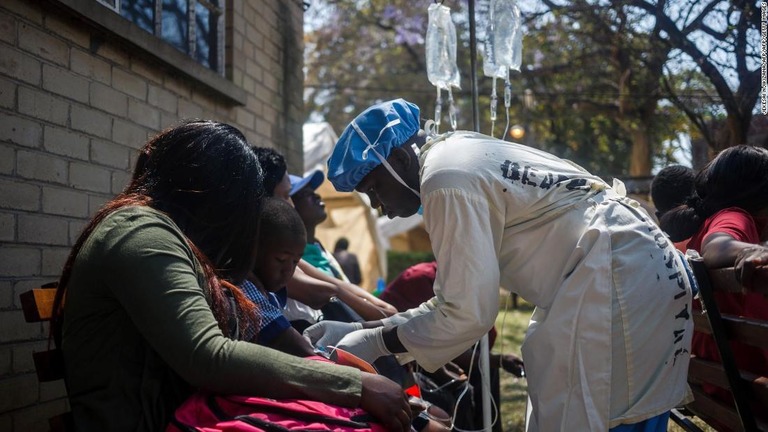 コレラの感染拡大によりジンバブエの首都で非常事態宣言が出された/JEKESAI NJIKIZANA/AFP/AFP/Getty Images