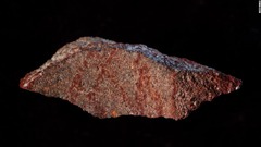 人類最古の線画？、７．３万年前に描かれた模様と研究者　南ア