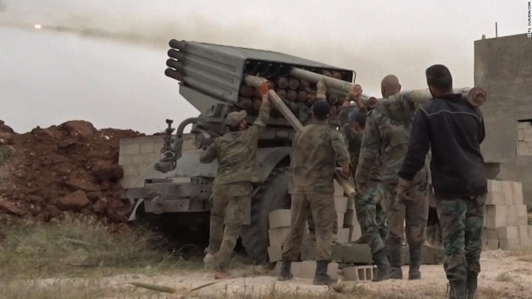 反体制派の拠点、イドリブの戦線で攻撃を仕掛けるシリア政府軍/OTTO, CLAUDIA/CNN