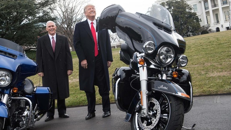 シークレットサービスがハーレーのバイクの調達を計画している/NICHOLAS KAMM/AFP/Getty Images