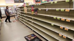 ハリケーンに備えて住民が買い込んだために空っぽになった商品棚＝１１日