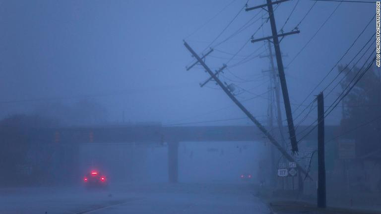 ハリケーンのために傾いた電柱＝１４日、ノースカロライナ州ウィルミントン/Jim Lo Scalzo/EPA/Shutterstock