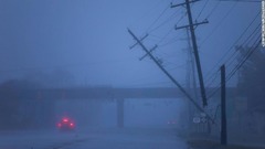 ハリケーンのために傾いた電柱＝１４日、ノースカロライナ州ウィルミントン