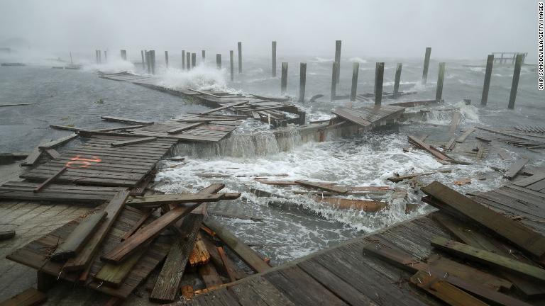 強風によって破壊されたふ頭＝１３日、アトランティックビーチ/Chip Somodevilla/Getty Images