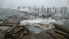 強風によって破壊されたふ頭＝１３日、アトランティックビーチ