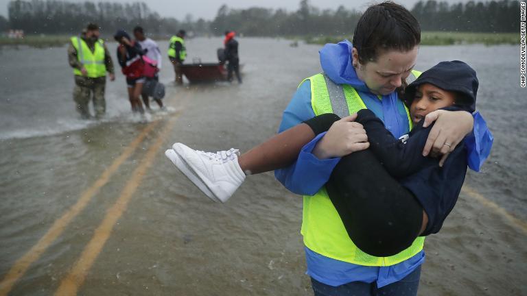 子どもを救助するボランティア＝１４日、ノースカロライナ州/Chip Somodevilla/Getty Images