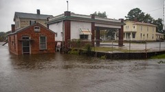 川があふれ水位が上昇した＝１４日、ノースカロライナ州ワシントン郊外