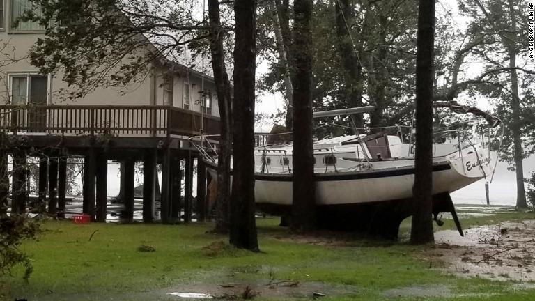 木々の間にはまりこんだボート＝１４日、ノースカロライナ州ニューバーン/Angie Propst via AP