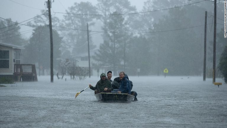 住民を救出するボランティア＝１４日/Chip Somodevilla/Getty Images