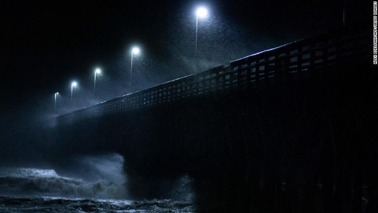 マートルビーチのふ頭を打ち付ける波＝１４日/Alex Edelman/AFP/Getty Images