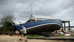 ハリケーンによって打ち上げられたボート＝１５日