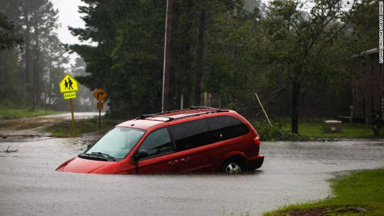 冠水した道路に放置された車＝１４日、ノースカロライナ州ニューバーン/LOGAN CYRUS/AFP/Getty Images