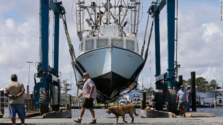 ハリケーンに備えてボートの引き揚げ作業が行われた＝１２日/Gerry Broome/AP