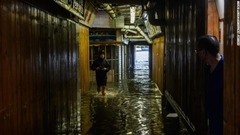 冠水した住宅地＝１６日、香港