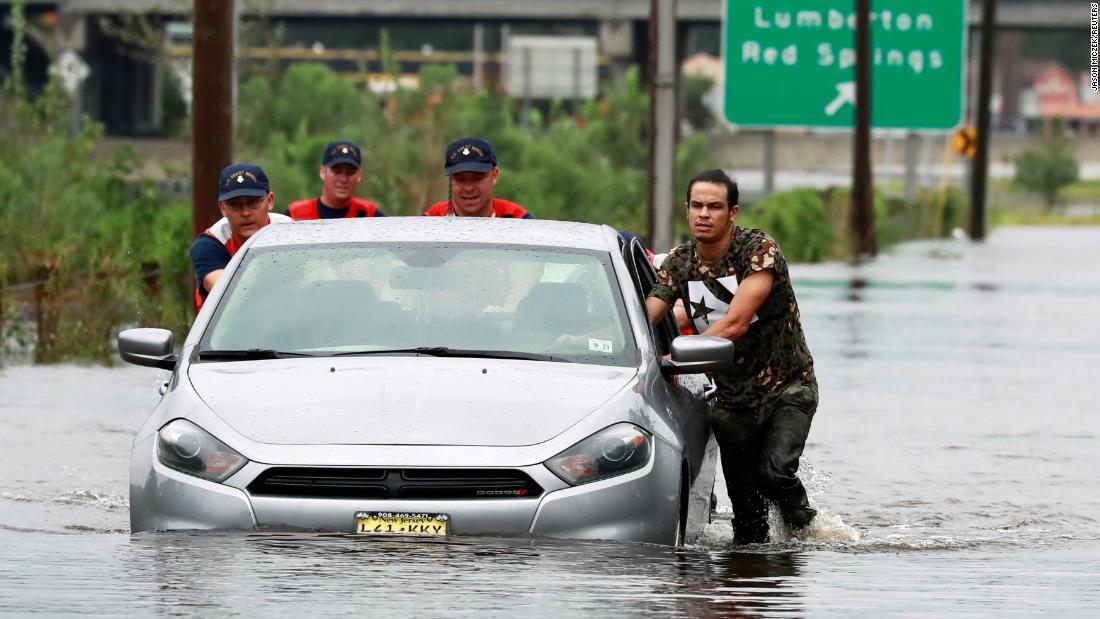 動けなくなった車両の移動を手伝う沿岸警備隊＝１６日、ノースカロライナ州/Jason Miczek/Reuters