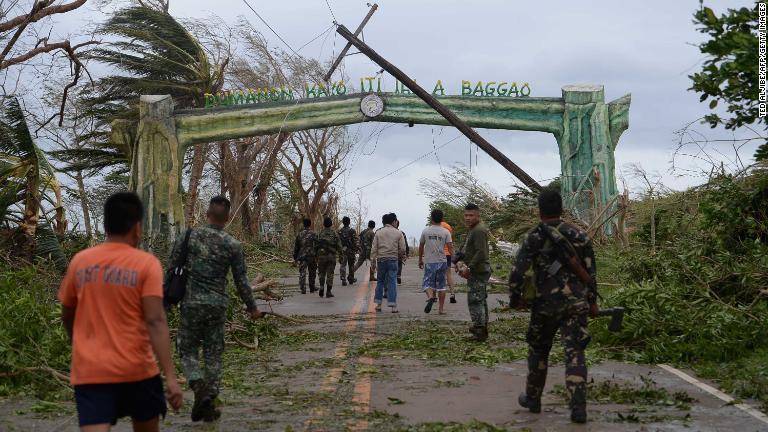 道路の復旧を進める人たち＝１５日、フィリピン・バガオ/Ted Aljibe/AFP/Getty Images