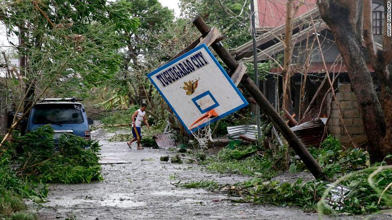台風で倒れたバスケットボールのゴールポスト＝１５日、フィリピン・トゥゲガラオ/Aaron Favila/AP