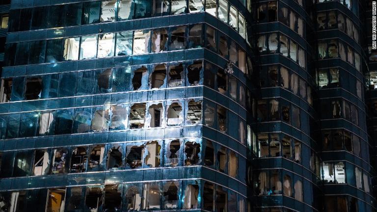 激しい風によって損傷した建物＝香港/Lam Yik Fei/Getty Images