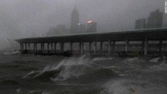 強風による波に洗われるビクトリア湾＝１６日、香港