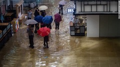 冠水した香港のショッピングモール