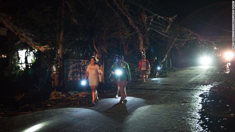 パトロールを行うボランティアや警官＝１５日、フィリピン・トゥゲガラオ/Carlo Gabuco/Bloomberg/Getty Images