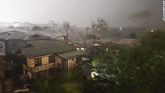 雨風にさらされる建物＝１５日、フィリピン・トゥゲガラオ