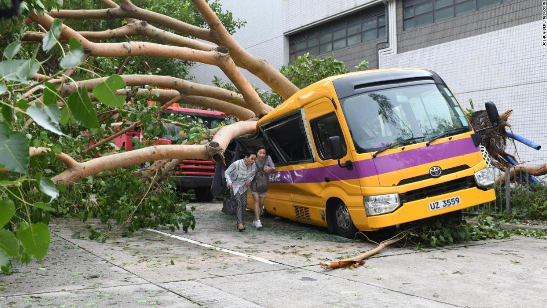 台風２２号によって倒れた木によって破壊されたスクールバス＝香港/Joshua Berlinger/CNN