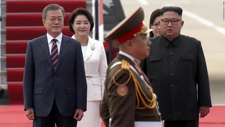 平壌で金委員長らの出迎えを受ける文大統領夫妻（左）/Pyongyang Press Corps