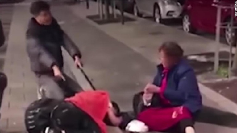 現場の映像では、観光客が歩道上に座ったり、伏せたりしているように見える/Doris Lee/Youtube