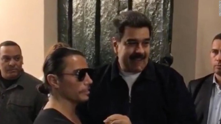 ベネズエラのマドゥロ大統領（右）と塩振りのパフォーマンスで知られるヌスレット・ギョクチェ氏/INSTAGRAM/NUSR_ET