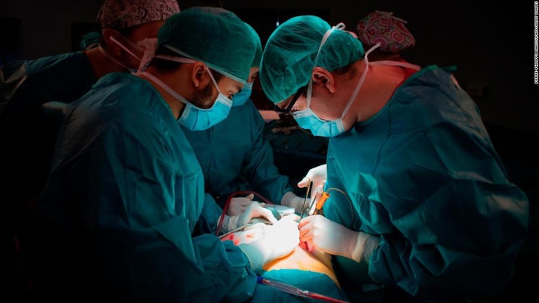 臓器の移植手術を受けた患者４人ががんを発症、３人が死亡した/PIERRE-PHILIPPE MARCOU/AFP/Getty Images