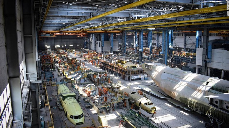 Ａｎ２２５は他の製造途中の航空機とともに巨大格納庫に収容されている/Pavlo Fedykovych