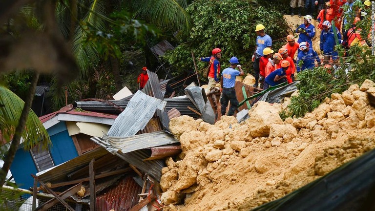 生存者を探す救助隊＝２０日、フィリピン・ナガ/ALAN TANGCAWAN/AFP/AFP/Getty Images