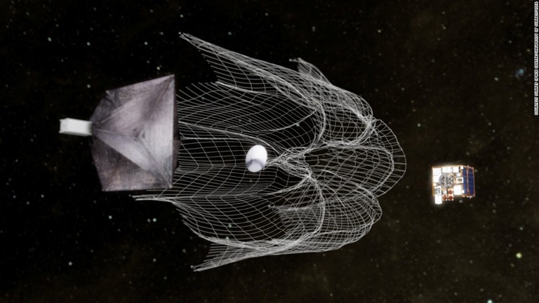 宇宙ごみに見立てたダミー衛星に網をかけてキャッチする実験に成功/Courtesy Surrey Space Centre/Universirty Of Surrey