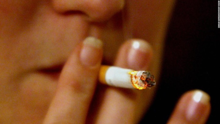 英イングランドの喫煙率は、２０２３年に１割まで落ち込む見通しだという/NICOLAS ASFOURI/AFP/Getty Images