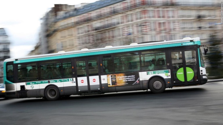 パリ市内を走るＲＡＴＰのバス/LOIC VENANCE/Getty Images