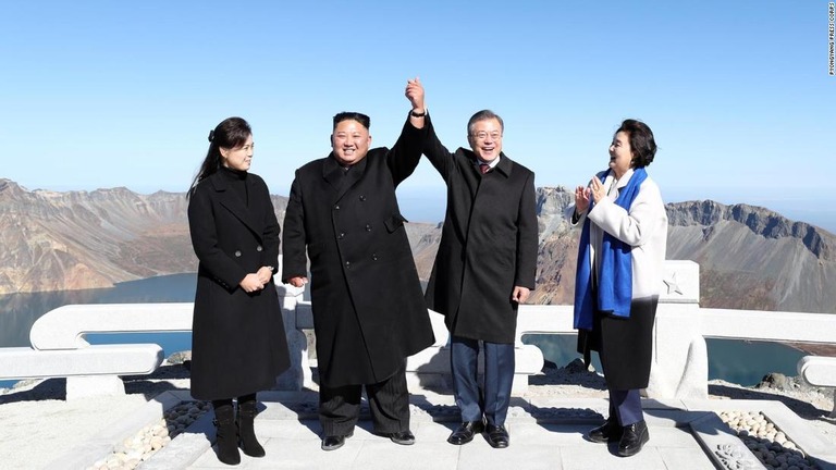 白頭山に上った韓国の文在寅大統領（右から２番目）と北朝鮮の金正恩朝鮮労働党委員長と両首脳の夫人/Pyongyang Press Corps