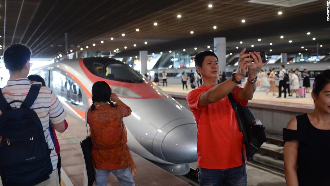香港と中国本土を結ぶ高速鉄道が開通した/Eric Cheung/CNN
