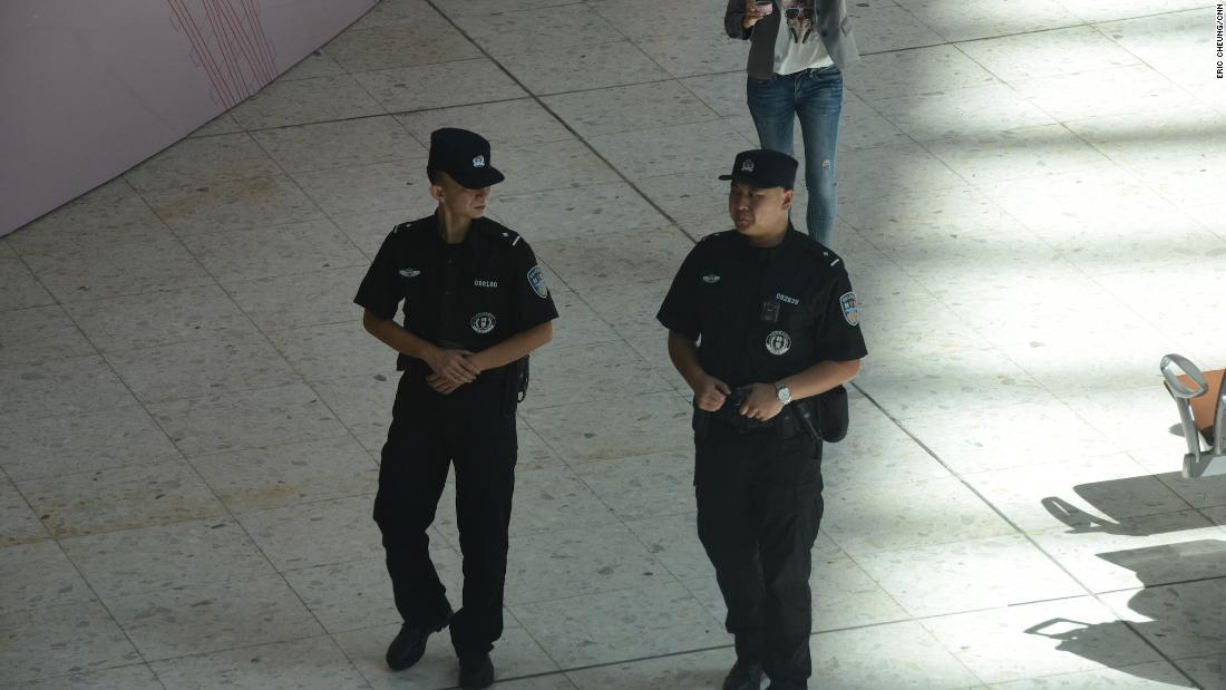 西九竜駅をパトロールする警官。駅の一部区域は中国の法律が適用される/Eric Cheung/CNN