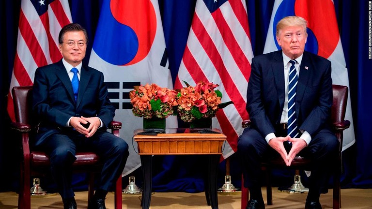 韓国の文在寅（ムンジェイン）大統領（左）とトランプ米大統領/BRENDAN SMIALOWSKI/AFP/AFP/Getty Images
