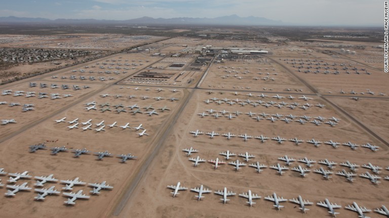 博物館ではツアーバスでさまざまな航空機を見学できる/Courtesy Pima air &amp; space museum